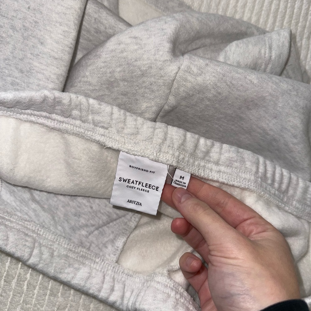 NWT Aritzia Sweatfleece Shorts - Heather Cloud White - Size M - Picture 3 of 4
